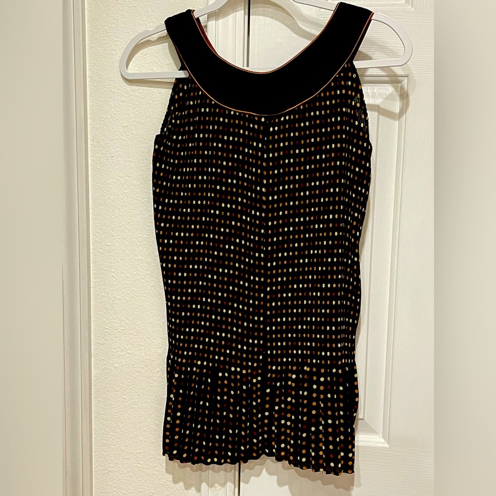 NWOT DRESS BARN SLEEVELESS SHIRRED TOP! Size L. Black/Brown/Tan. Pit to Pit 19”.